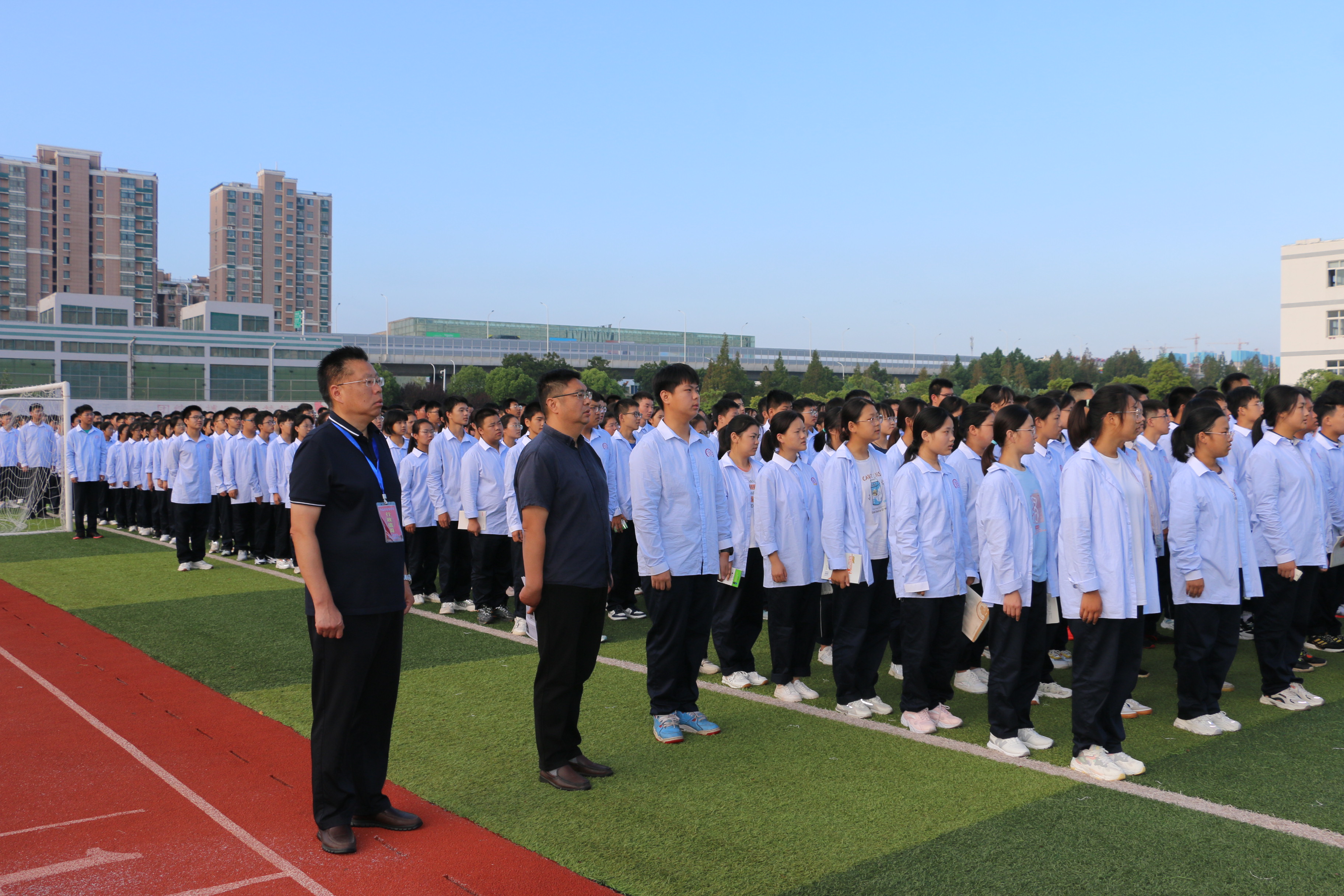 淮海中(zhōng)學舉行慶祝第38個教師節主題升旗儀式